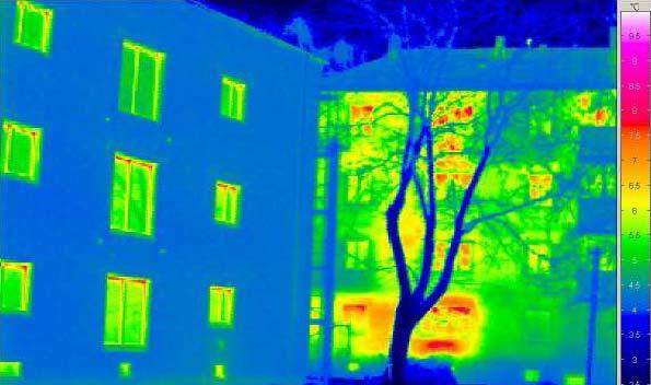 Prikaz 5: Razlika v kakovosti termalne izolacije med zgradbama leva je obnovljena po principih pasivne hiše, desna pa oddaja toploto. (vir PHI) 2.1.