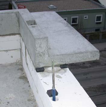 Prikaz 12: Primeri izolacije ostrešja, s konstrukcijo invertne strehe (vir Treberspurg & Partner Architekten) Izolacija smolne strehe je odvisna od naknadne konstrukcije, kjer je lahko konstrukcija