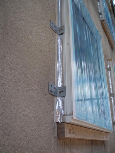 Prikaz 13: Pričvrstitev oken je kakor pri pasivni hiši. Okno je lahko izbočeno zaradi odstranitve toplotnih mostov.