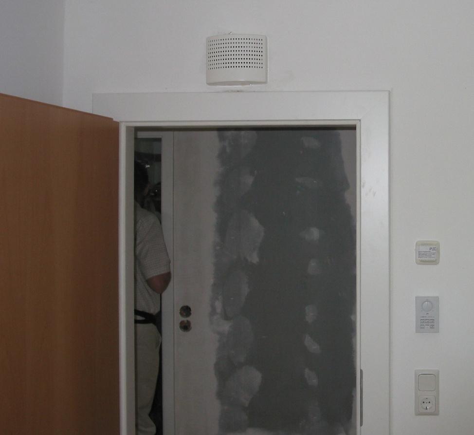 Glede na omejen prostor v obnovljenih zgradbah, se večinoma uporabljajo stropne cevi, jaški pa so skriti pod spuščenim stropom, tako da je le sama ventilacijska odprtina vidna.