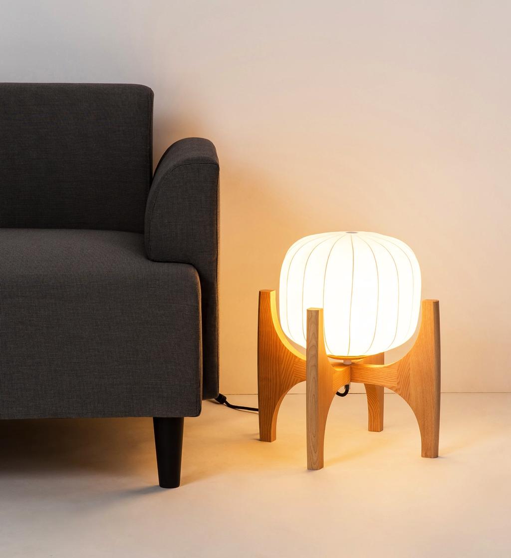 TOM FLOOR LAMP Cable length 430 cm, from switch to plug 180 cm. Dimensions: Ø 39 cm, Total Height 83 cm. Shade Ø 28 cm, Height 23.5 cm. Weight 2.75 kg.