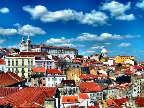 Baixa Pombalina is an elegant district primarly built after the 1755 Lisbon earthquake. We stroll along the boulevards and take in the beautiful Pombaline-style architecture.