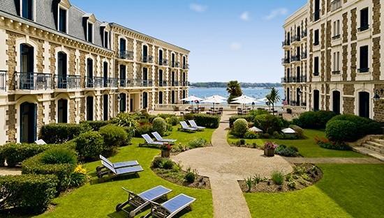 Close to the beaches and just a stone s throw away from the Casino, the Grand Hotel de Dinard has all the charm of a typical seaside resort and was a favourite destination for aristocratic families