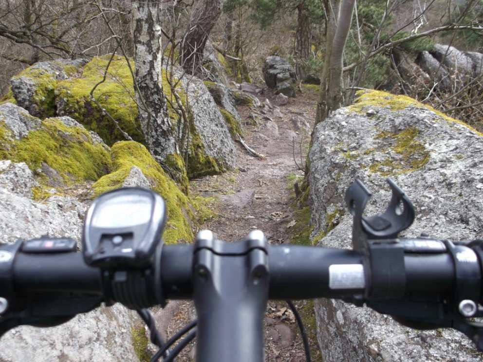 Obr. 22: Na hrebeni Babieho lomu Pre jedného človeka by bol na niektorých úsekoch veľmi ťažké prejsť s bicyklom po strmých skalách.