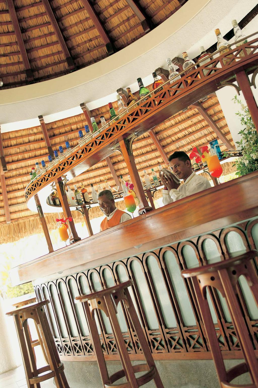 Bar Oasis Situated between two swimming pools, Oasis Bar is the perfect place to quench your thirst with friends, family or loved ones while admiring the infinity view of the Indian Ocean.