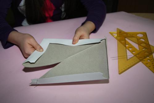 Превиткување со прстите на бигуваниот картон изглед на бигуван и свиткан картон Сите активности на учениците наставникот активно ги следи: ги инструира ги охрабрува, мотивира во нивната работа и