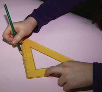 Со левата рака држи го триаголникот што мирува, а со десната триаголникот што се двжи Потоа учениците демонстрираат постапки пред наставникот: - Наставникот на учениците им дава задача преку