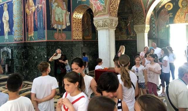 Излет за крај школске године Једнодневни породично-школски излет организовали смо 10. јуна 2018 и посетили срце Србије, нашу лепу брдовиту и зелену Шумадију.
