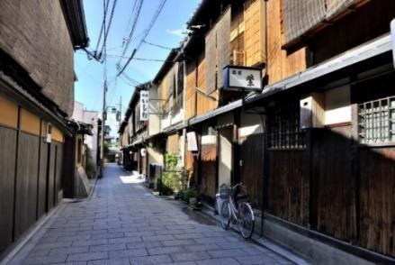 Higashichaya district has been designated as a site of important traditional Japanese architecture. 18:00 Arrive at Hotel and free leisure time.