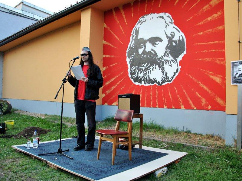 Slika 4.17: Odprtje Trga Karla Marxa; v ozadju»marksistični čudež«vir: zasebni arhiv (2011) Trg je bil sicer uradno odprt v okviru prireditve»živel 2.