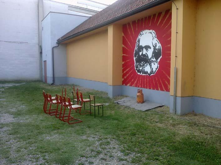 Slika 4.18: Alternativna (ne)proslava na Trgu Karla Marxa Vir: zasebni arhiv (2011) V začetku maja 2012 je Trg Karla Marxa znova v kreativnem pogonu, saj poteka odmevna umetniška intervencija»1.
