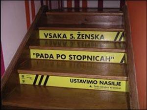 3.4 Praktični primeri v Sloveniji 3.4.1 Stopnice opozorila Prvi primer ambientalnega oglaševanja je delo agencije New Moment (2009), ko so za Žensko svetovalnico pripravili akcijo, ki je temeljila na uporabi stopnic in avtobusov.
