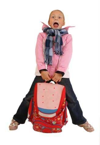9 ŠOLSKA TORBA NAJ BO VARNA Prva šolska torba pomeni otroku zelo veliko. Otrok si lahko izbere tako torbo, ki mu je všeč, starši pa ga morajo pri tem usmerjati, saj samo všečnost ni dovolj.