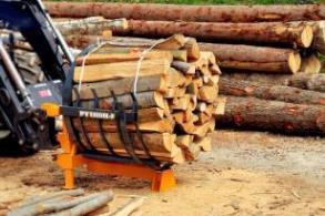 Njihova zmogljivost je do 12 ton lesa na uro, zato potrebujejo dovolj surovine (slika 11). Slika 11: Rezalno cepilni stroj Vir: http://www.tajfun.