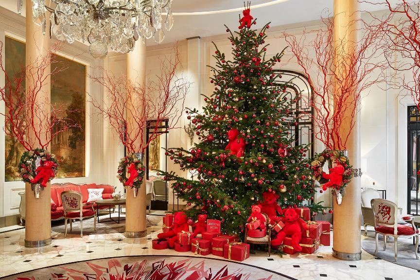 Press Release September 2018 Once upon a time, festive season at the Hotel Plaza Athénée. A December date arrives at a flurry of festivities at the Hotel Plaza Athénée!