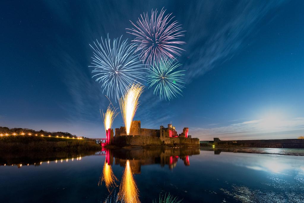 Firework Display Friday Setting the scene for the opening of a family fun filled weekend of activity lies the opportunity to set the skies alight against the dramatic façade of Caerphilly Castle,