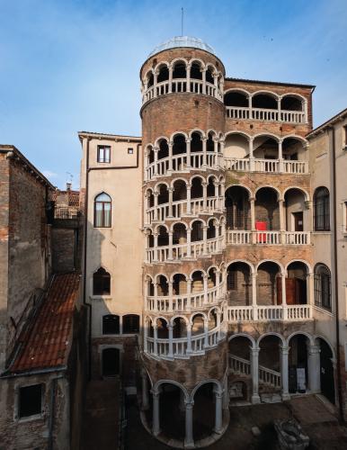 Fondazione Venezia SCALA DEL BOVOLO Palazzo Contarini Scala Contarini del Bovolo, litterally of the snail, is one of the finest example of the architecture of transition, from the traditionally