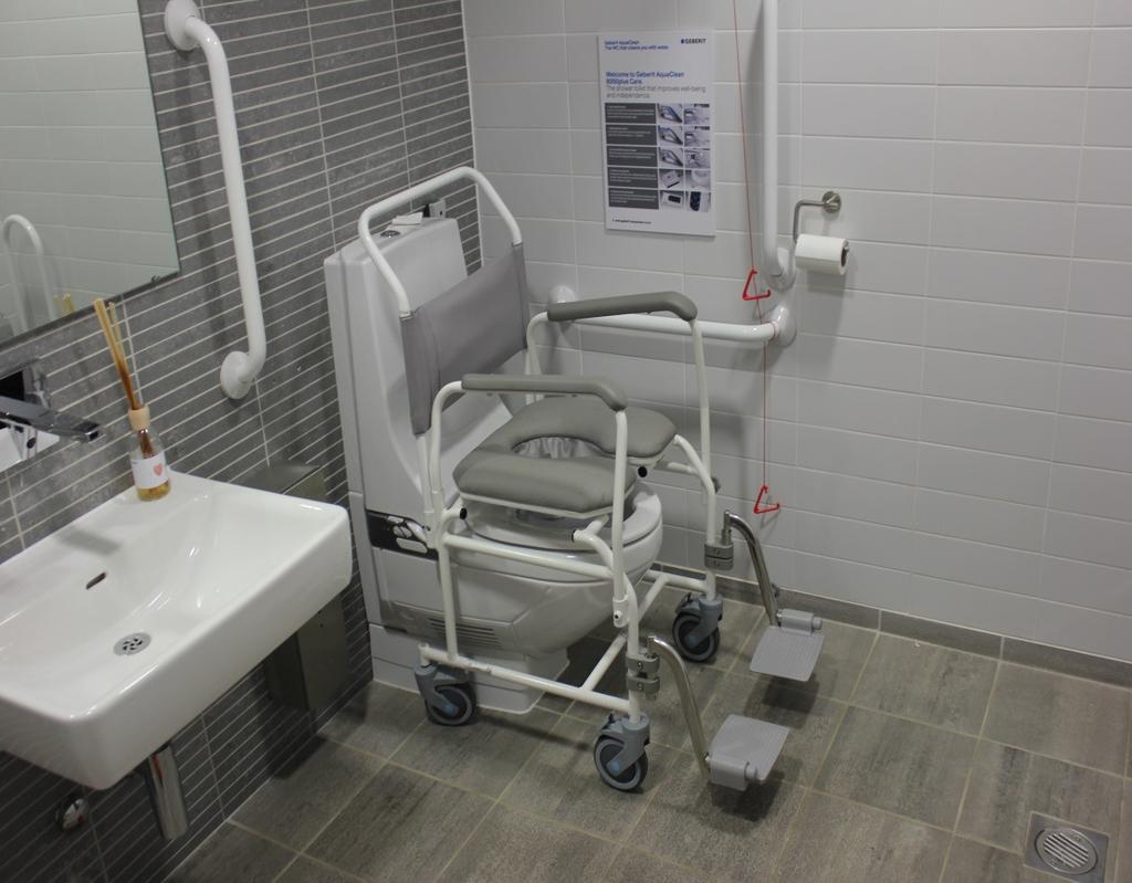 Sani Commode Chairs Chiltern Invadex Self Propelled / Transit Key Features Self Propelled, Attendant Propelled and Static models Available in 19" and 21
