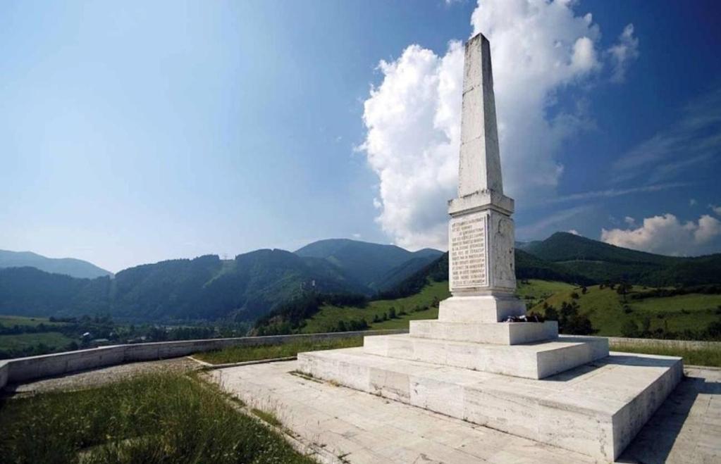 Pamätník francúzskych partizánov je národnou historickou pamiatkou od roku 1963 a nachádza sa na vrchu Zvonica.