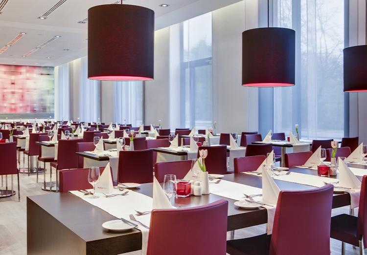 The InterCityHotel Hamburg Dammtor-Messe offers air-conditioned, contemporary-style rooms.