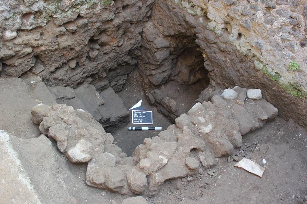Fig. 3: Area IV, re-excavated subdivision of room with stairs and praefurnium arch towards men s caldarium in the S.