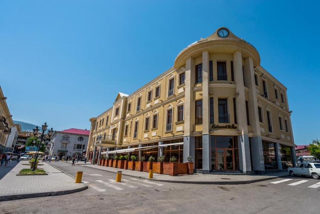 ACCOMMODATION AKHALTSIKHE LOMSIA HOTEL In the centre of Akhaltsikhe, the Lomsia is a modern three star hotel, recognizable by its clock feature overlooking the entrance.