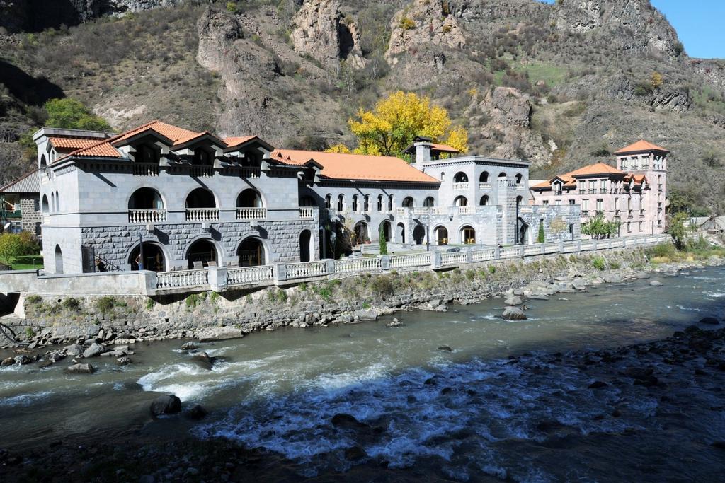 AVAN DZORAGET HOTEL One of the first boutique style hotels to open in Armenia, the Avant Dzoraget Hotel is located in the Lori Province, in a secluded and quiet location on the main road to Tbilisi.