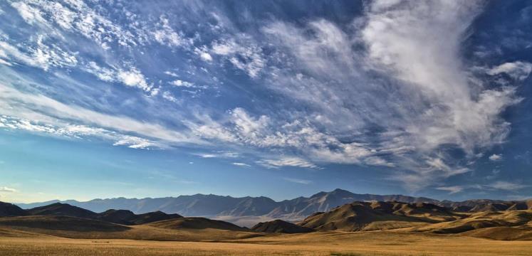Mongolia's largest sand dunes and camel ride. Monday. At dawn, drive to the sand dunes of Khongor. In the morning, climb the sand dunes of Khongor with a panoramic view of nature.