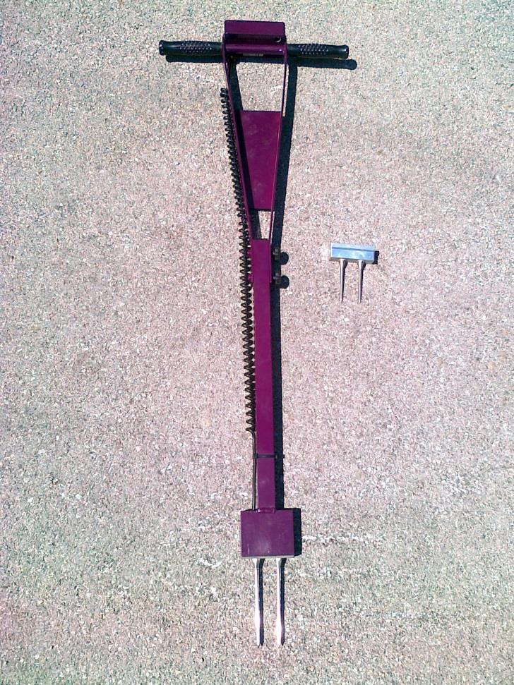 digitalnim vlagomerom znamke FieldScout, model TDR 300. Prikazujemo ga na sliki 14. Instrument je podoben penetrometru, le da ima dve kratki merilni palici.