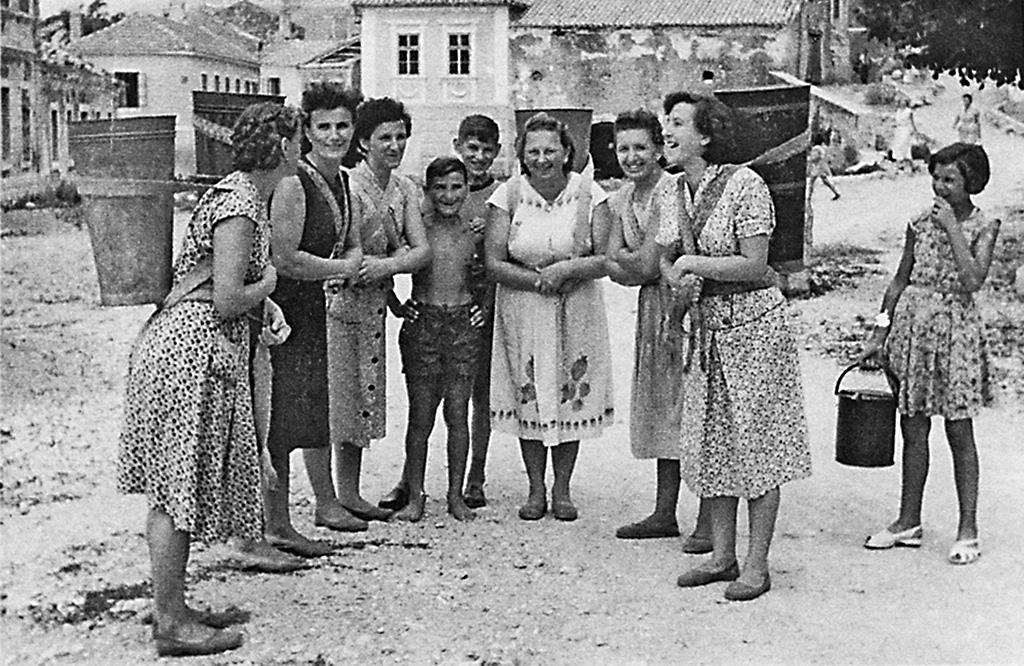 Slika 2. Griškinje nose vodu s izvora Bačevo, snimljeno 1947./48. godine. U vlasništvu obitelji Barbarić. još nisu bile vične mnogim poslovima u domaćinstvu, učile su od svekrve.