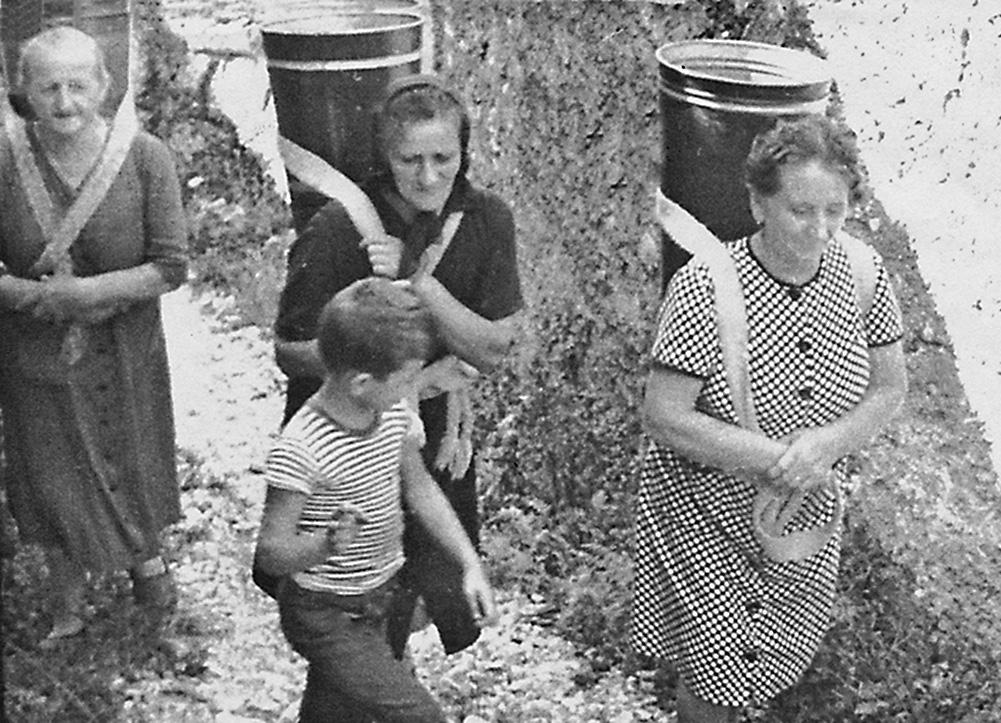 Slika 3. Žene, tzv. vodarice nose vodu u brentama Margareta Lušičić, Ana Šarar i Mica Lušičić te dječak Dubravko Barbarić, snimljeno početkom 1950-ih godina. U vlasništvu obitelji Barbarić.