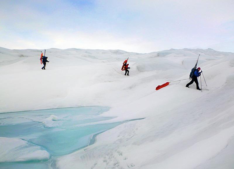 The western edge of the glacier can however be difficult at all times (even impassable if the melting is great), since it is necessary to navigate through a much crevassed area on a rather steep