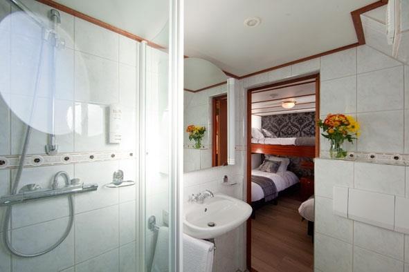 The lower deck has 14 cabins: - 12 twin cabins (approx.