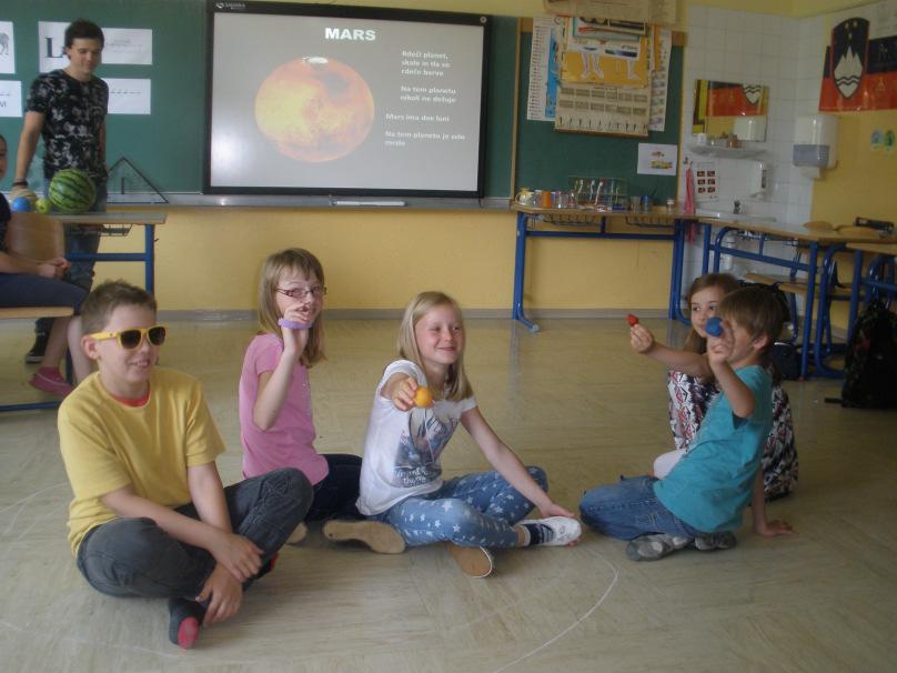 Slika 34: Učenci sredi razreda ponazarjajo planete našega Osončja