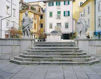 POSVOJENI SPOMENIK, 2002/MONUMENT, ADOPTED IN 2002 TRG 1. MAJA V PIRANU, OŠ Vincenzo e Diego de Castro Piran Nada Dellore Nekoč se je imenoval Stari trg (Piazza vecchia).