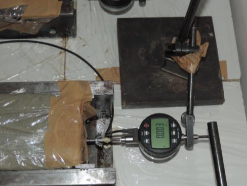 a) b) Slika 21 a) Urica neposredno prije početka mjerenja b) Uzorci i uređaji za ispitivanje autogenog ispitivanja Također, mjerena je i promjena temperature u betonskom uzorku pomoću termočlanka