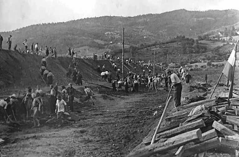 50 Izgradnja željezničkog saobraćaja u Socijalističkoj Republici Bosni i Hercegovini Pruga Šamac-Sarajevo ja u Banovićima (1982. godine proizvedeno 2.392.705 tona).