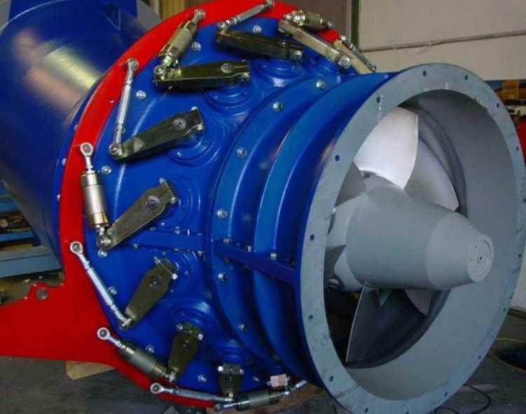 IZVEDBE KAPLANOVE TURBINE Kaplanove turbine spadaju u skupinu reakcijskih turbina, jer se tlak mlaza vode mijenja prolaskom kroz turbinu.
