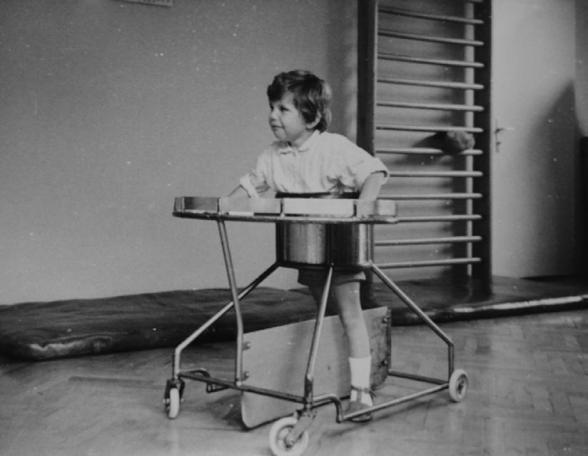 Slika 2: Starogorski voziček. Ali je otroš paraliza po bolezen? dela v začetku 70. let.