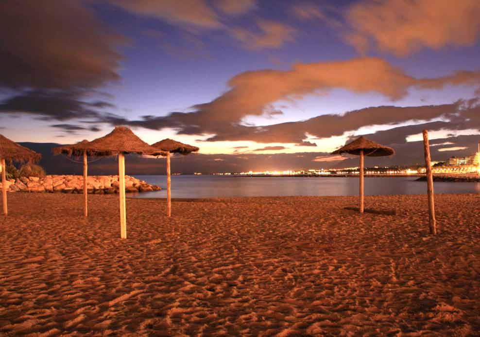 < Puerto banus beach at night >