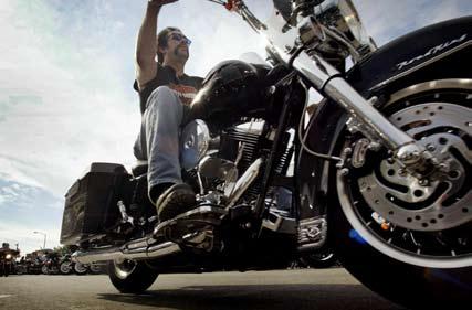 STRATEŠKA MARKETINŠKA AGENCIJA Harley Davidson upravlja z življenjskim slogom, svobodnim bojevniškim duhom, željo po pustolovščini, nostalgijo po svobodi in to jim uspeva več kot odlično.