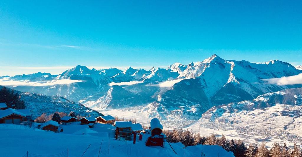 The Skiing: This resort links directly into the 4 Vallées ski area (with Verbier) giving access to over 412km of worldclass skiing. If you felt inclined, you could ski to Verbier for lunch!