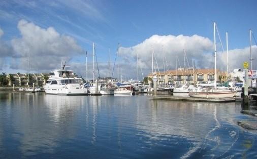Following this tour we have the chance to taste seafood as we cruise the canals of the Lincoln Cove Marina, Porter Bay, Boston Bay, Port Lincoln National Park and Boston Island.