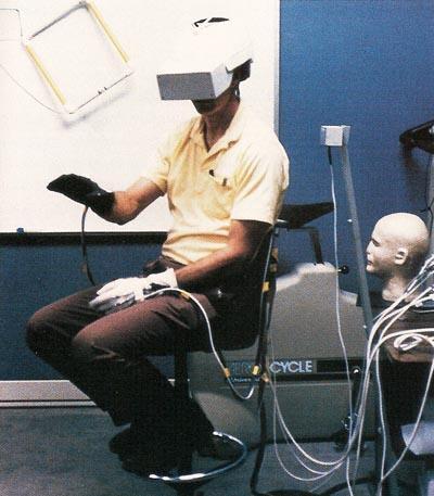 Koncept informacijskega sistema za uporabo nadgrajene resničnosti in BIM-a na gradbišču Stran 11 Slika 5: Dataglove Prav tako je Jaron Lanier leta 1989 opredelil izraz virtualna realnost (angl.