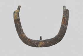 9: 21 Djelomično očuvana željezna polumjesečasta konjska potkova sa širokim, na krajevima suženim i blago izvinutim krakovima.