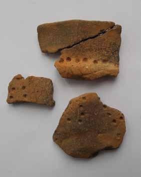30 Djelomično očuvana zdjelica grublje izrade, bikoničnog oblika i kraćeg ljevkastog vrata (S profila). 125. ULOMAK POSUDE kasni eneolitik, badenska kultura, 2. polovica 4./poč. 3. tisućljeća pr. Kr.