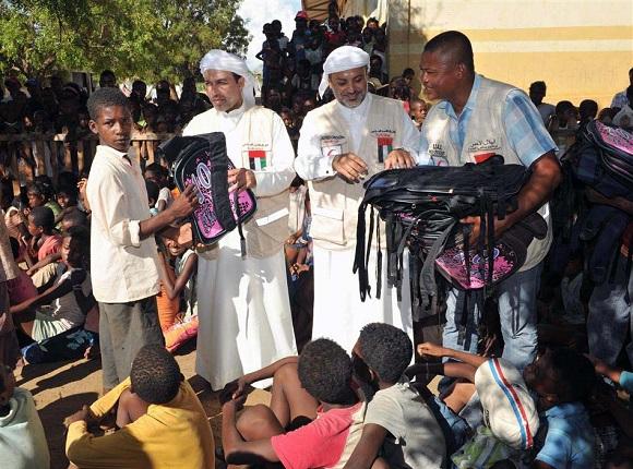 UAE RCA distributes school supplies among 1000 students in Madagascar Toliara: The visiting Red Crescent Authority team in Madagascar distributed school supplies among about 1000 students in