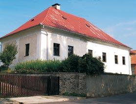 Architektonické pamiatky v Liptovskom Jáne Kaštieľ č. 3 - Nemešovský-Barnovský, p.č. 58 Kaštieľ je z roku 1588. Dokumentuje to krb vo vstupnej miestnosti postavený v tom istom roku.