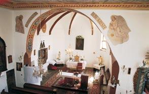 Sprievodca po Liptovskom Jáne a Jánskej doline Bočný barokový oltár mal povodne barokizovanú sochu gotickej madony a bol umiestnený v domácej kaplnke rodiny Svätojánskych.