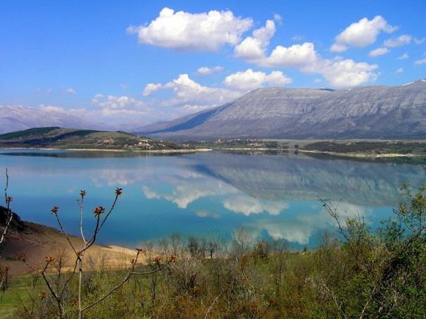 Od voda stajaćica površinom je najveće Peručko jezero (umjetna akumulacija na Cetini koja je ujedno najveća u RH). Slika 6: Peručko jezero Izvor: http://www.panoramio.com/photo/18990186 (preuzeto: 26.
